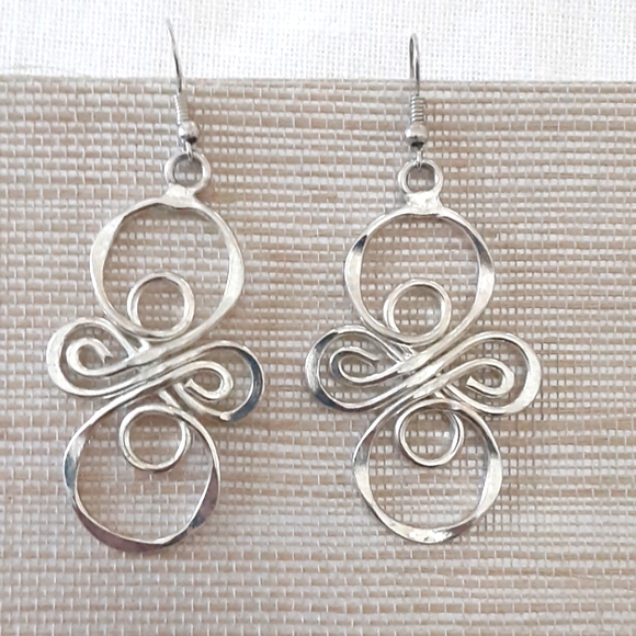 Jewelry - ♦️Unavailable/IncludedAs Part of Bundle Unique Scroll Earings